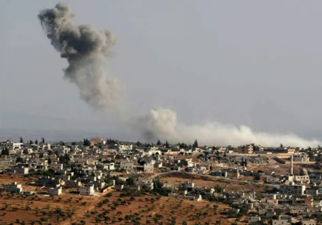 Soldados hebreos junto a sus vehículos blindados en la frontera entre Israel y Siria, cerca de la aldea de Majdal Shams.