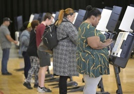 Un grupo de personas vota anticipadamente en un colegio electoral de Washington.