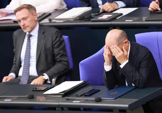 Scholz se cubre el rostro en el Parlamento alemán en presencia del ministro de Finanzas, Christian Lindner.