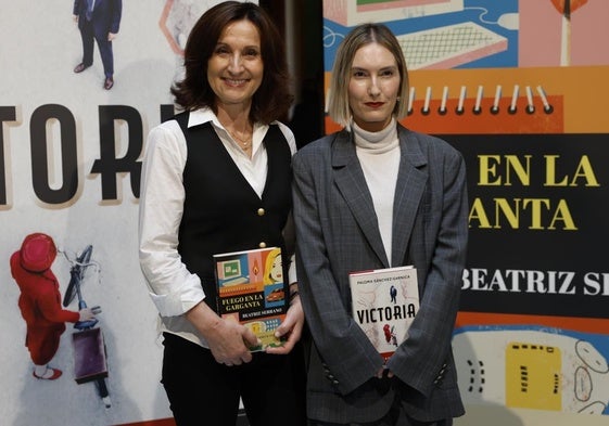 Las escritoras Paloma Sánchez-Garnica (i) y Beatriz Serrano.