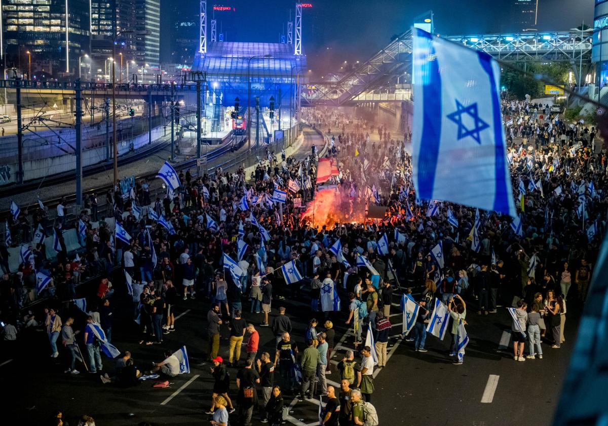 Miles de personas volvieron a salir este miércoles a las calles de Tel Aviv para protestar por la destitución de Gallant.