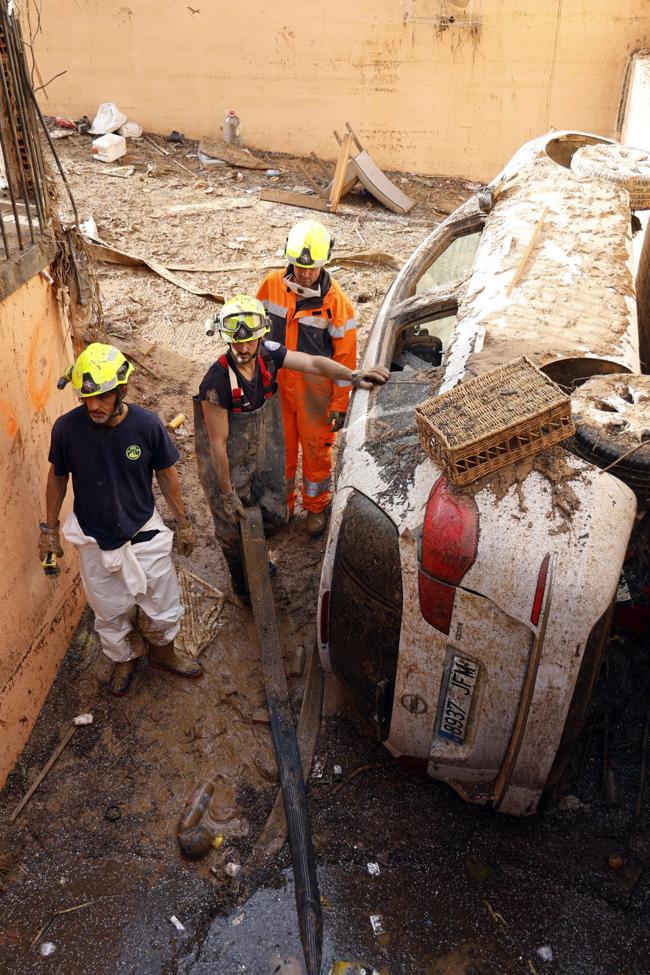 Bomberos de Bilbao trabajan en un aparcamiento en Alfafar.