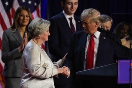 Donald Trump saluda a su jefa de campaña, Susie Wiles, en su discurso de la victoria.