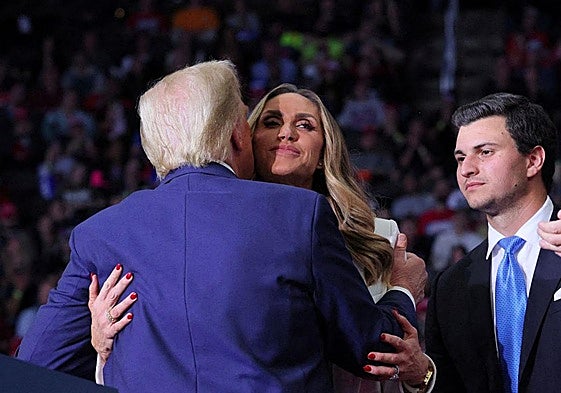 Donald Trump abraza a Lara Trump durante el último mitin republicano en Pensilvania, el 4 de noviembre.