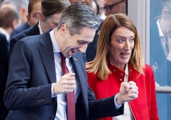 Simon Harris, este jueves junto a la presidenta del Parlamento Europeo Roberta Metsola.