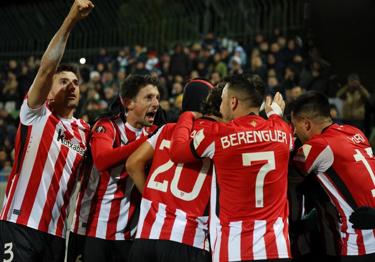 Los jugadores del Athletic celebran el 1-2 marcado por Nico Serrano al Ludogorets.