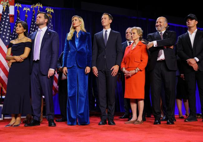 Linda McMahon, vestida de rojo, y Howard Lutnick, a su izquierda, durante el discurso de victoria de Trump en la noche electoral.