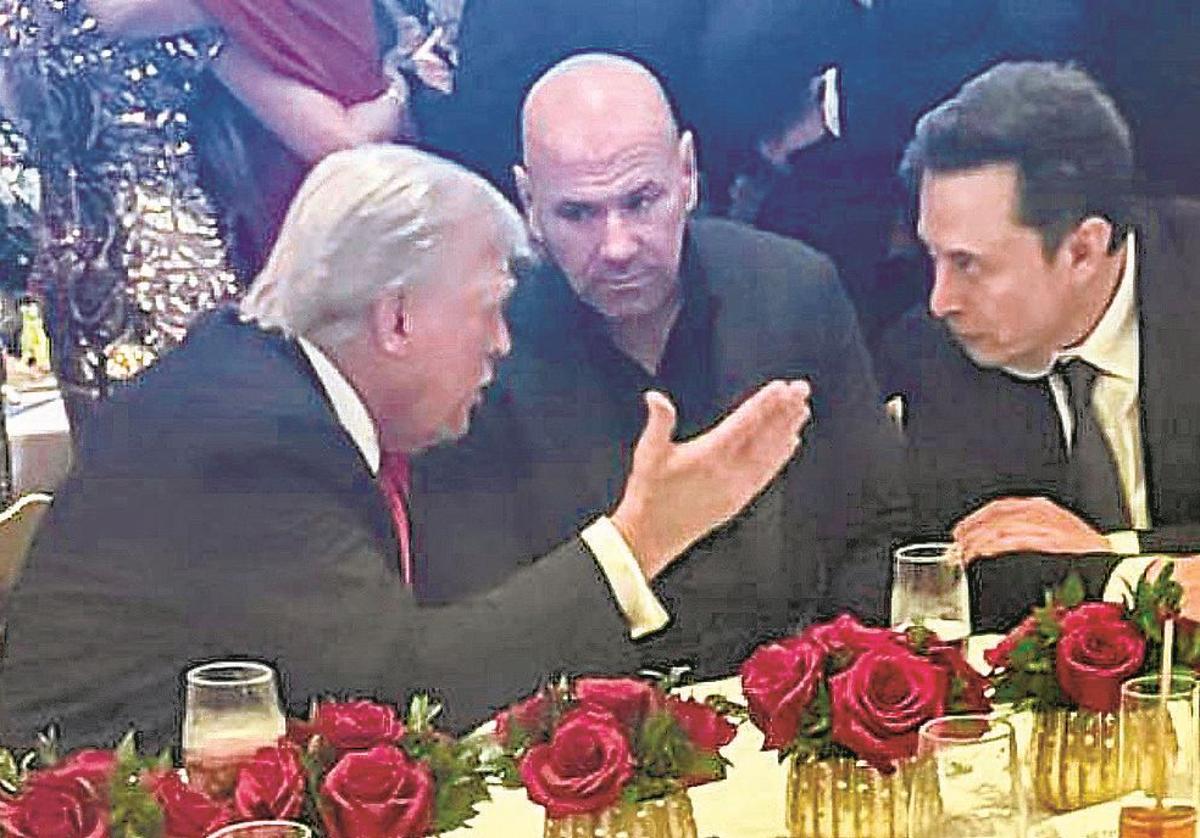 Trump habla con Dana White (UFC) y Elon Musk (Tesla), durante la noche electoral Mar-a-Lago.