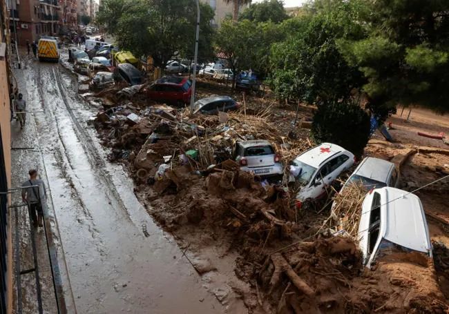 Coches que arrastró la riada en Paiporta y ahora están envueltos por el barro.