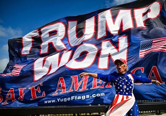 Un simpatizante celebra el triunfo de Trump en West Palm Beach, Florida