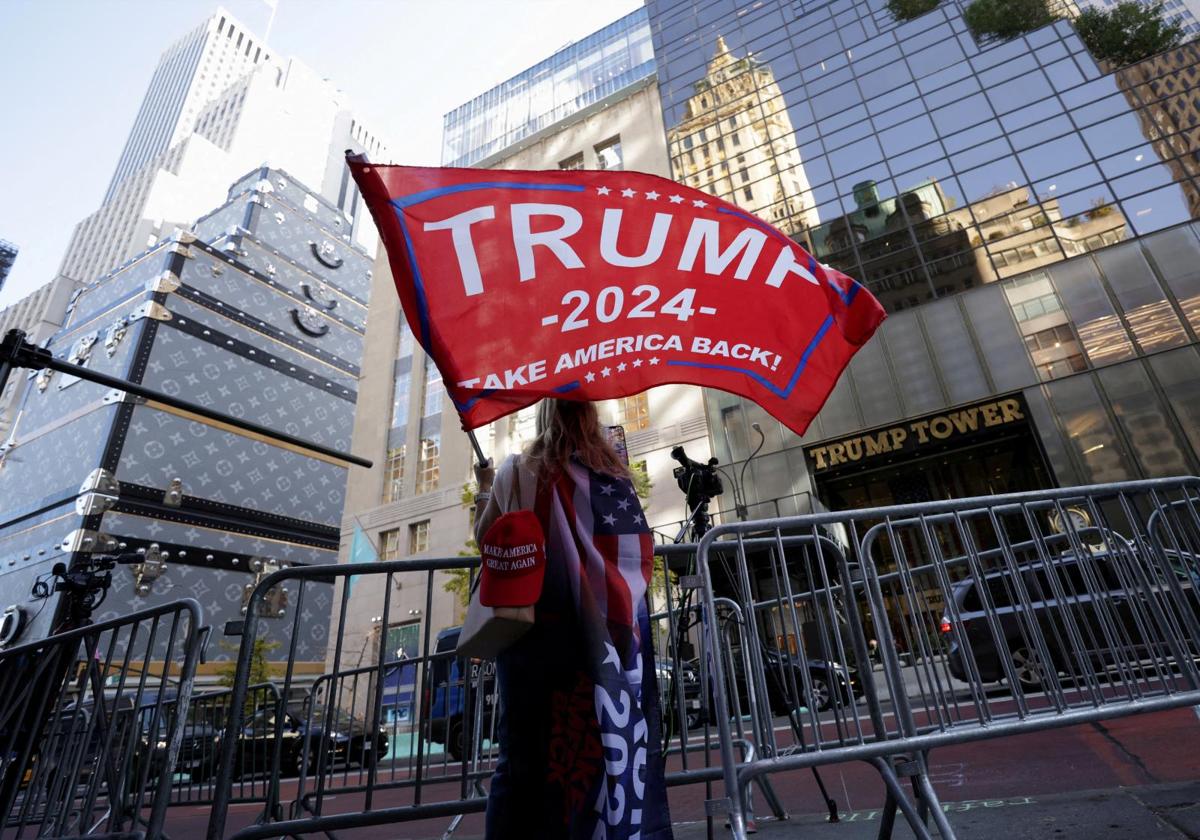 Una mujer ondea una bandera de apoyo a Trump en Nueva York.