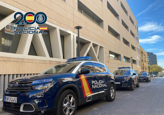 Patrullas frente a la Comisaría Provincial de Alicante.