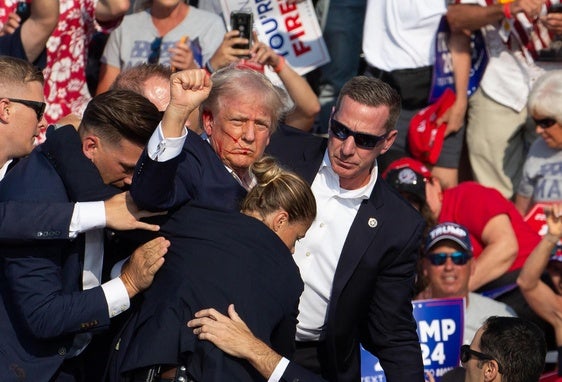 Trump, después de ser atacado por un francotirador en Butler durante un mitin.