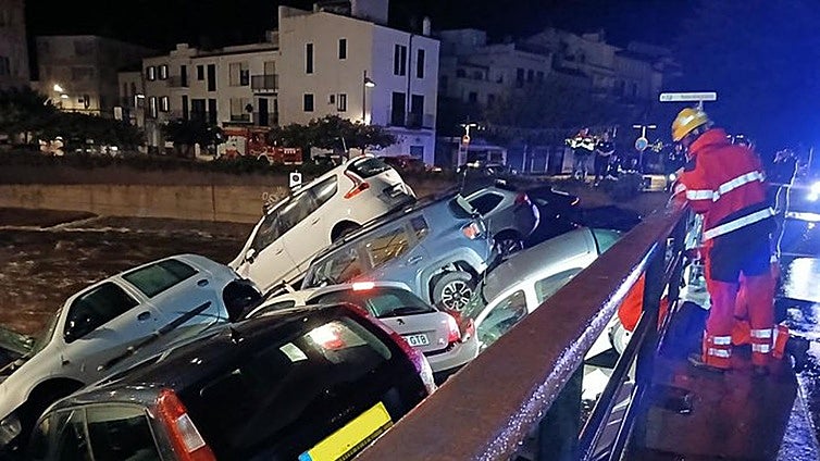 Una lluvia torrencial inunda Cadaqués y arrastra una treintena de coches