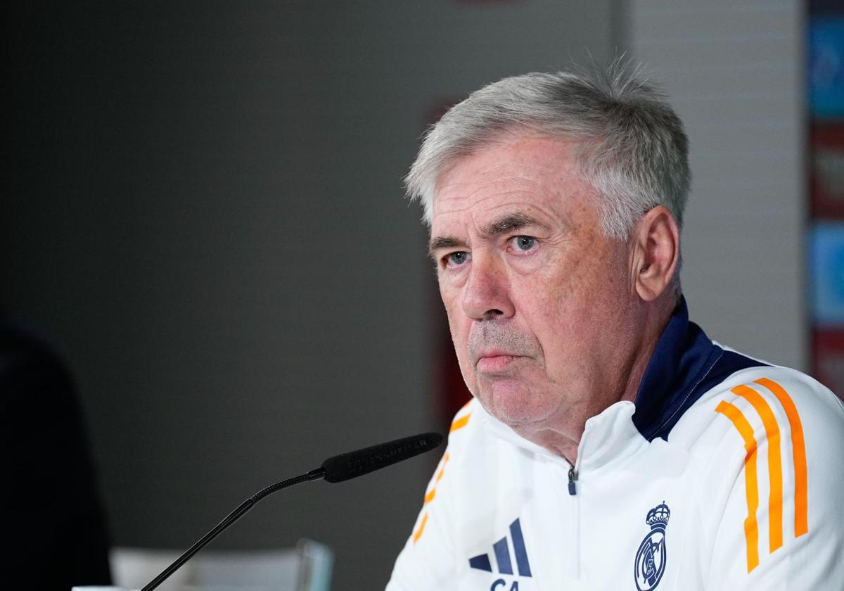 Carlo Ancelotti, muy serio, en la conferencia de prensa que ofreció este viernes.