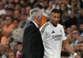 Carlo Ancelotti y Kylian Mbappé conversan en un partido reciente.