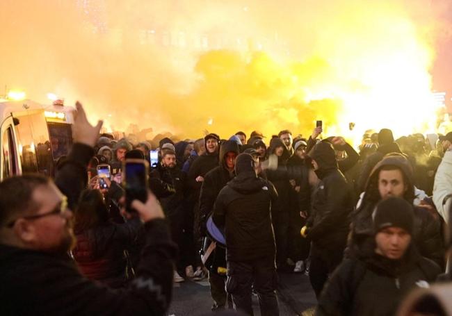 Simpatizantes del Maccabi Tel Aviv israelí durante los disturbios ocurridos la noche del jueves en Ámsterdam.