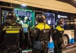 La Policía de Ámsterdam procede a evacuar a los hinchas del Maccabi Tel Aviv.