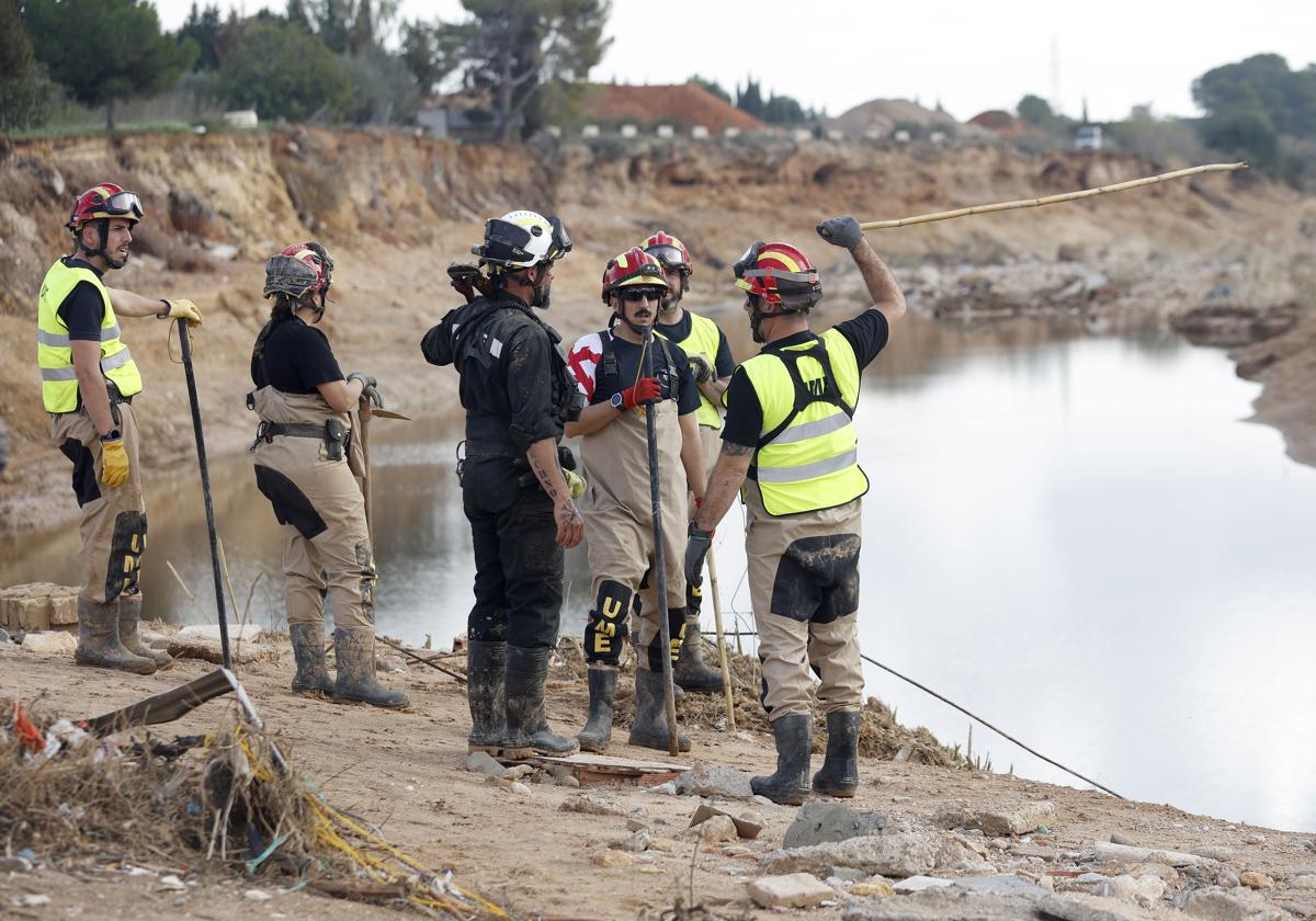 Miembros de la UME en el dispositivo deplegado en Torrent.