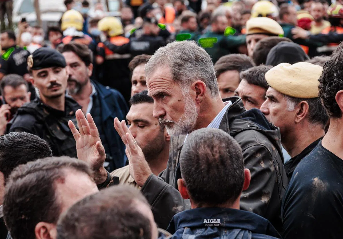 El Rey Felipe VI durante su visita a Paiporta (Valencia).