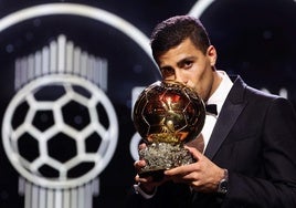 Rodrigo Hernández, con el Balón de Oro que se le concedió el pasado 28 de octubre.