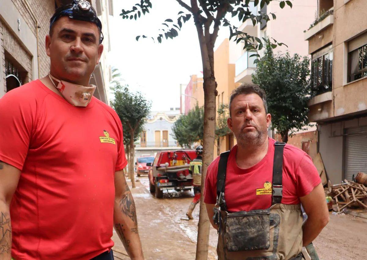 Imagen secundaria 1 - Arriba, José Domingo Aragónes (d), vecino de Catarroja, junto al electricista; Álex Rasemberg y Vicent García, trabajadores de la empresa Tubos Costa Blanca, y Vicente Contador, vecino que salvó la vida de milagro en Catarroja. 