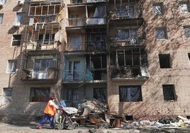 Una mujer pasa junto a un edificio atacado en Kursk por el ejército ucraniano.