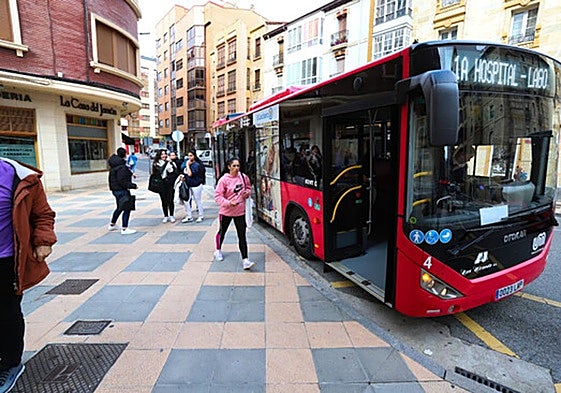 Un autobús circulando por la ciudad.