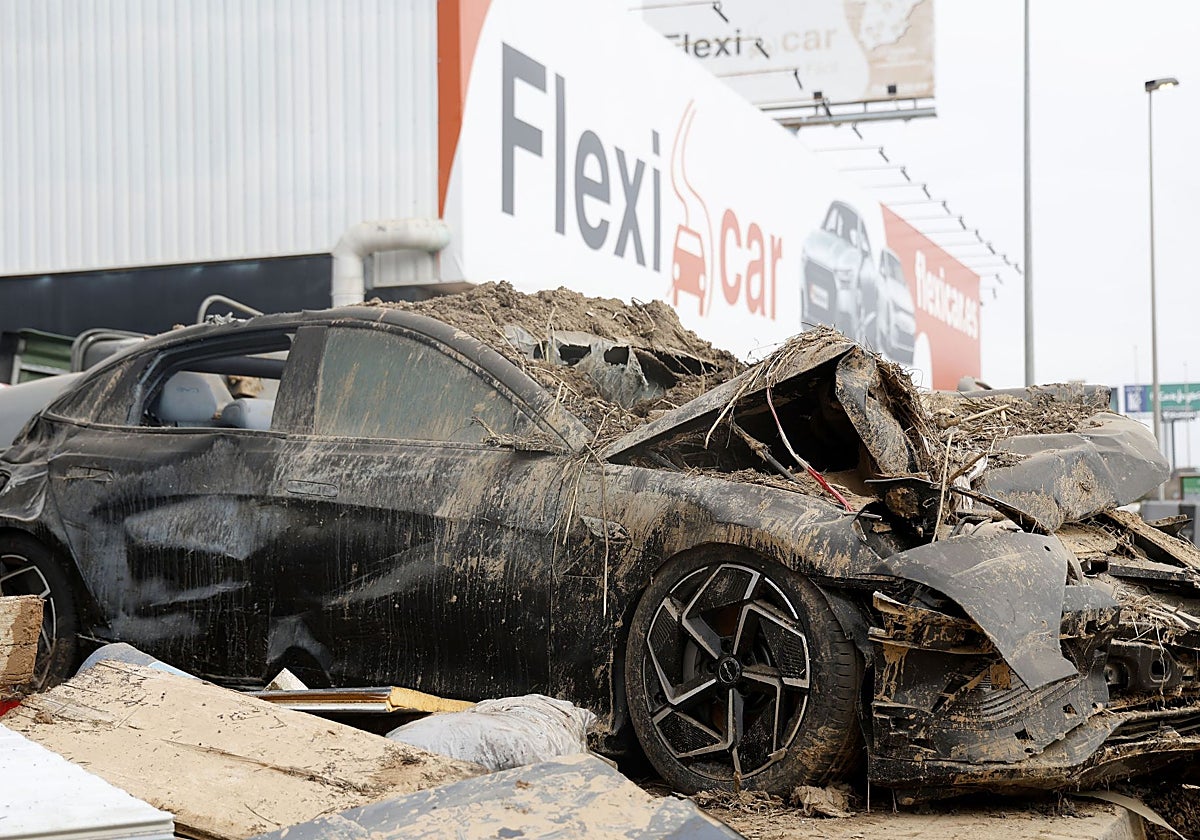 Un vehículo destrozado por la DANA en Valencia.