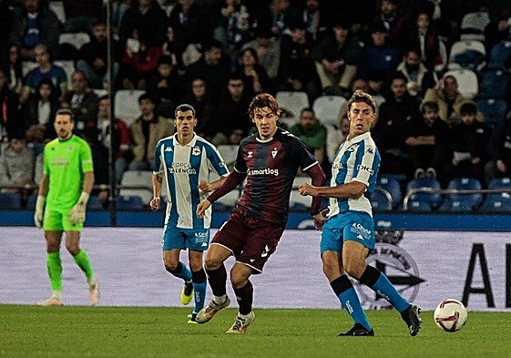 El Depor se aleja del descenso a costa de un Eibar en caída