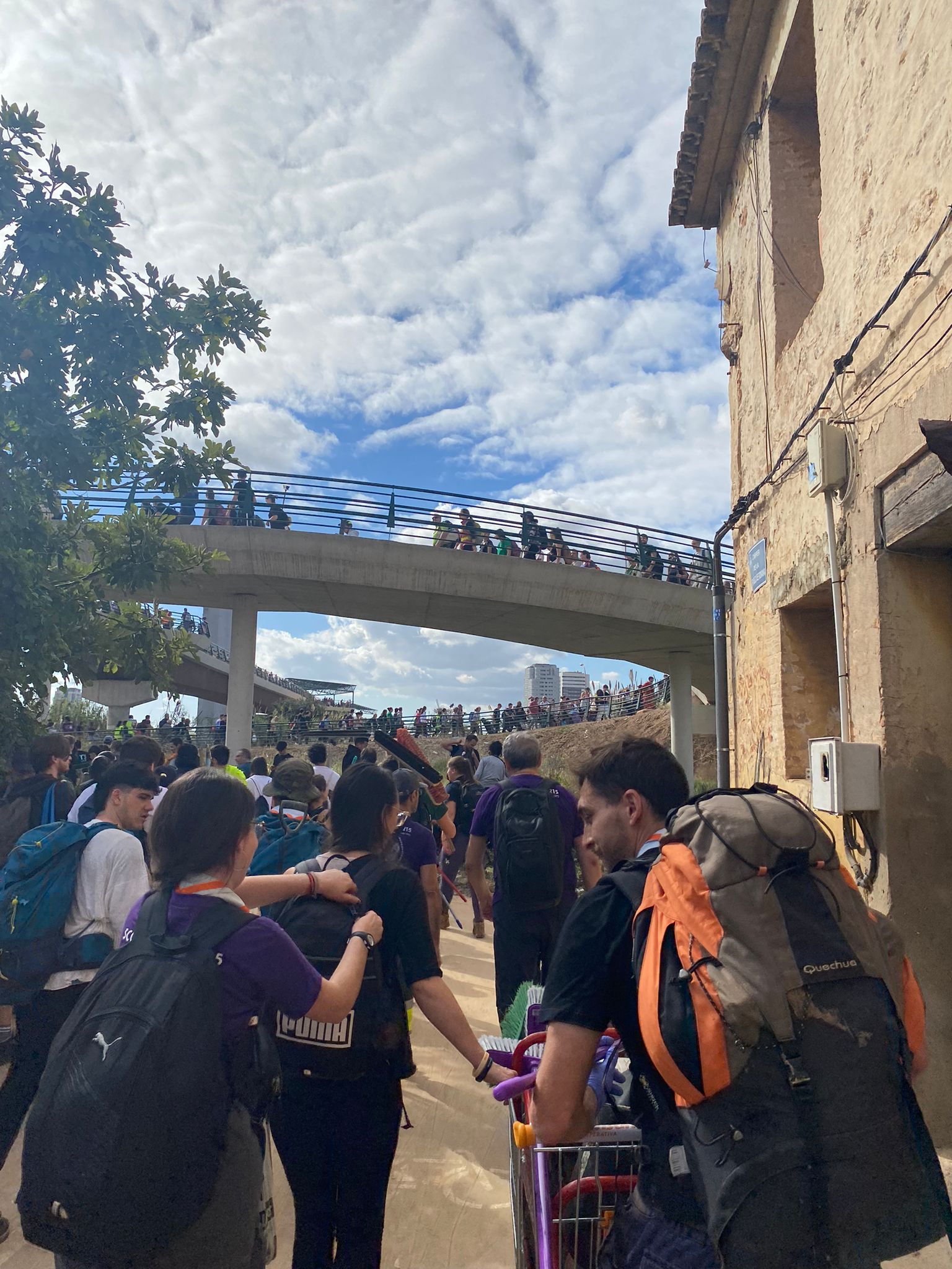 El grupo scout llegando a la pasarela de la esperanza