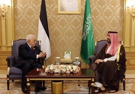 Mohamed Bin Salman, este lunes en Riad con el presidente palestino, Mahmud Abbas.