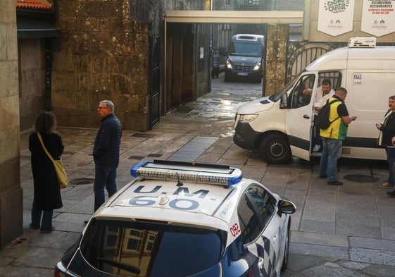 Las fuerzas de seguridad investigan esta mañana el homicidio de Antonio Costa, propietario del puesto de carne Chelo & Muñico que se ha producido esta mañana a primera hora en la plaza de Abastos de Santiago