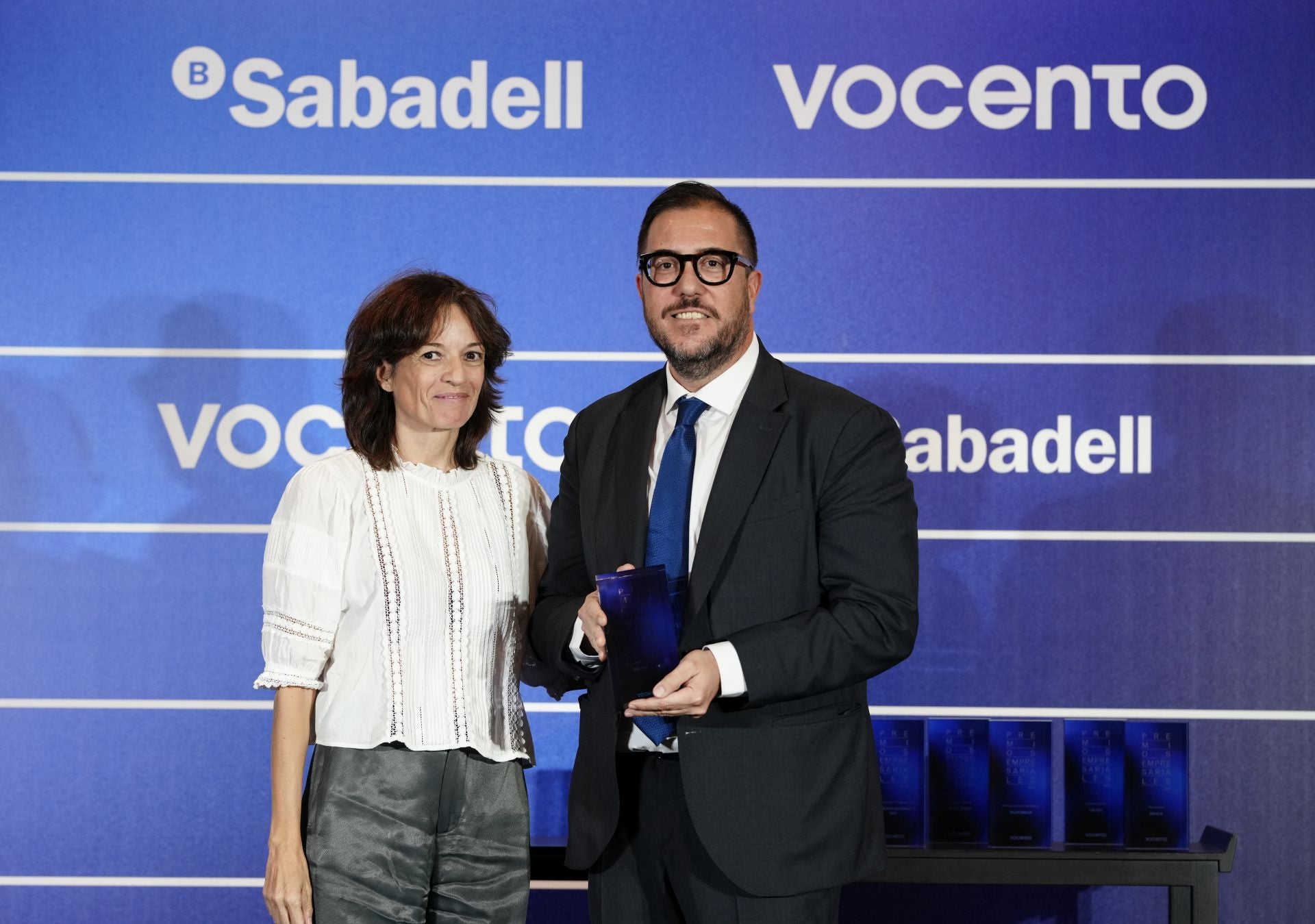 El director de Marca y Comunicación de Leroy Merlin, Sergio Vicente, recibe el Premio Sostenibilidad Ambiental de manos de Paloma Bravo, directora general de Comunicación y Relaciones Institucionales de Vocento.