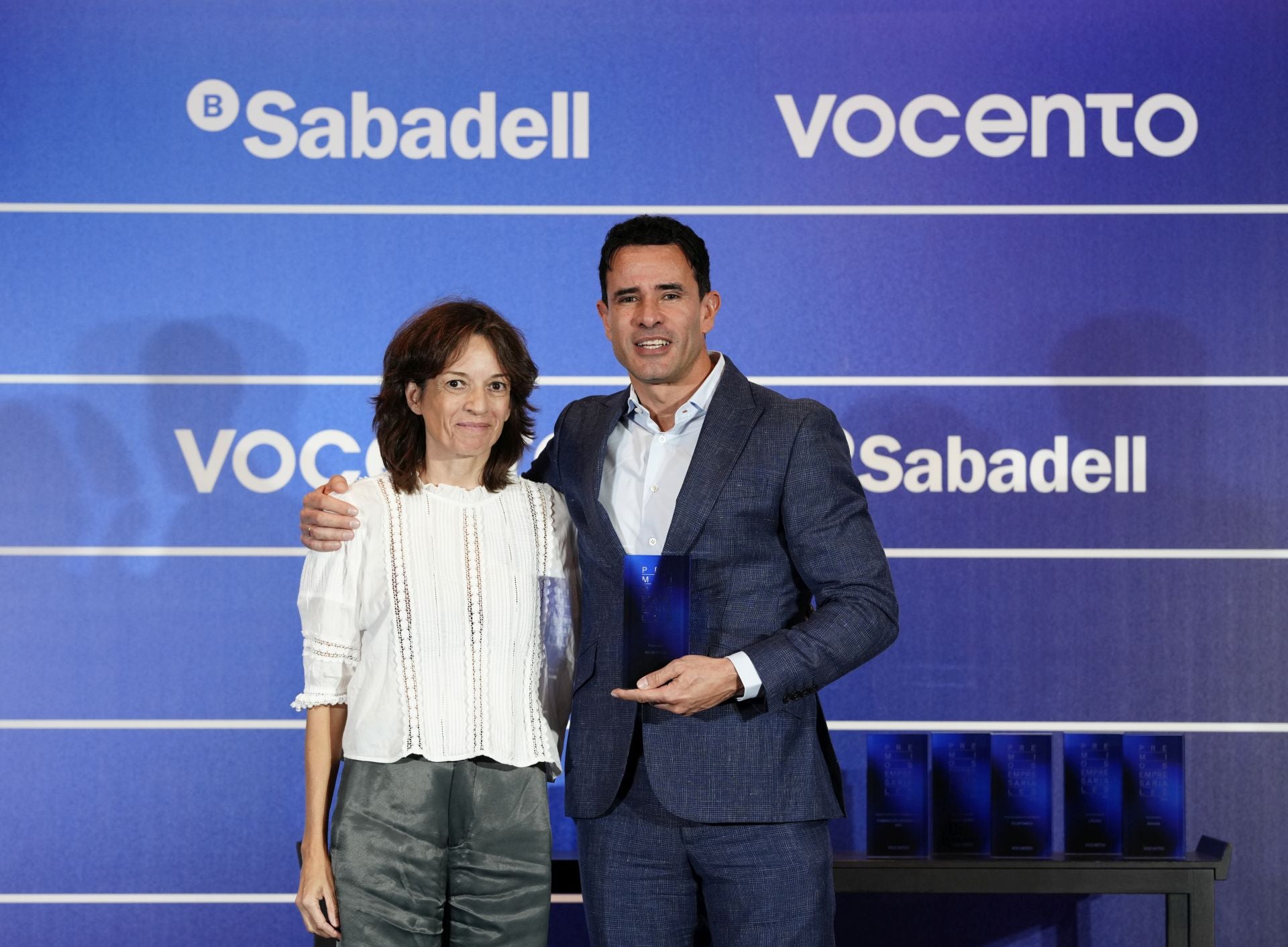 El director de Marketing de Iberdrola, David Gracia, recibe el Premio Patrocinio de manos de Paloma Bravo, directora general de Comunicación y Relaciones Institucionales de Vocento.