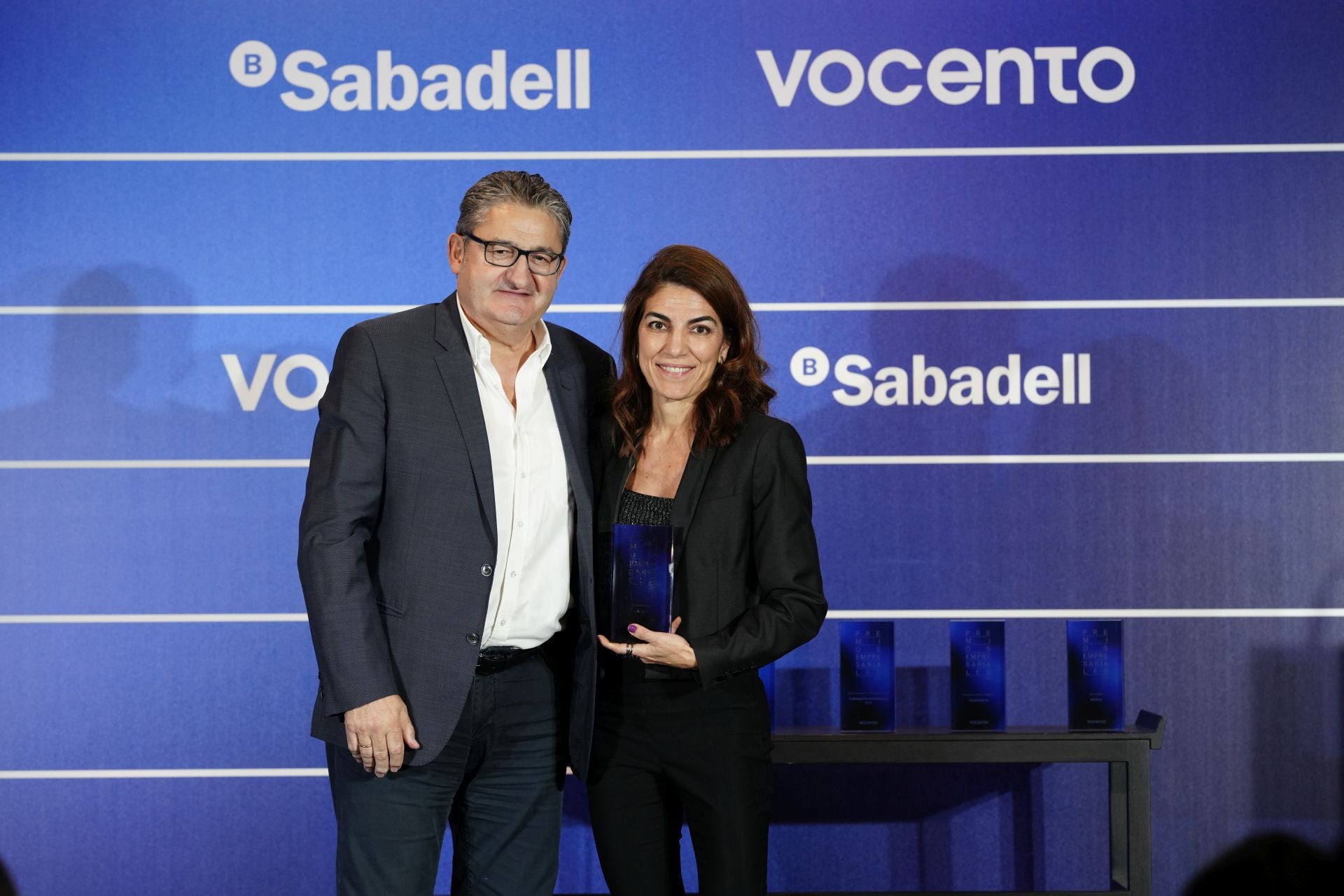 La directora de Comunicación Corporativa de LaLiga, Rocío Pérez de Sevilla Berzal, recibe el Premio Comunicación de manos de Óscar Campillo, director de Relevo.