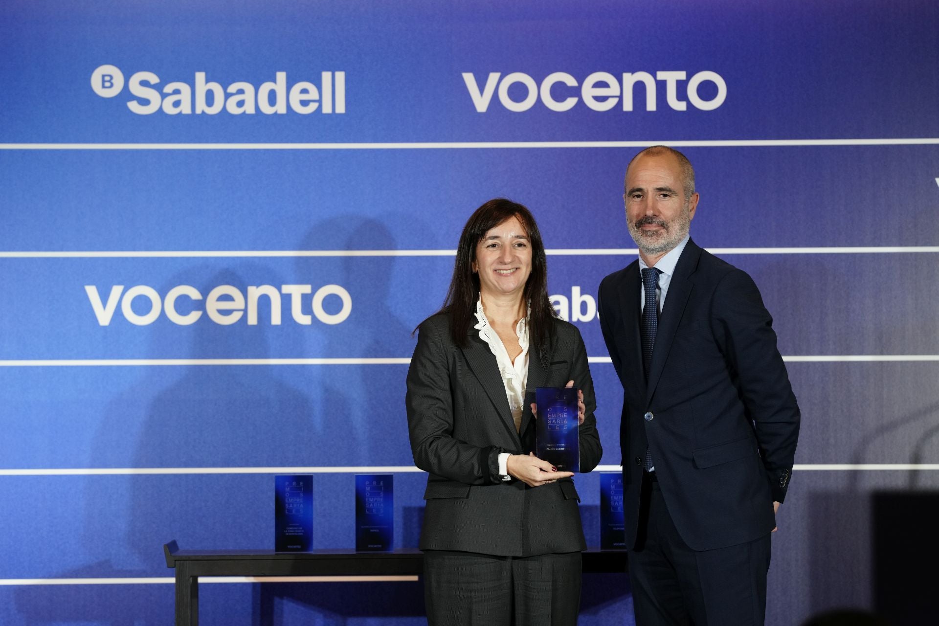 La directora general de la Unidad de Negocio Internacional de Mahou San Miguel, Elena Reviriego, recibe el Premio Expansión Internacional de la mano del director general de Nuevos Negocios de Vocento, Íñigo Iribarnegaray.