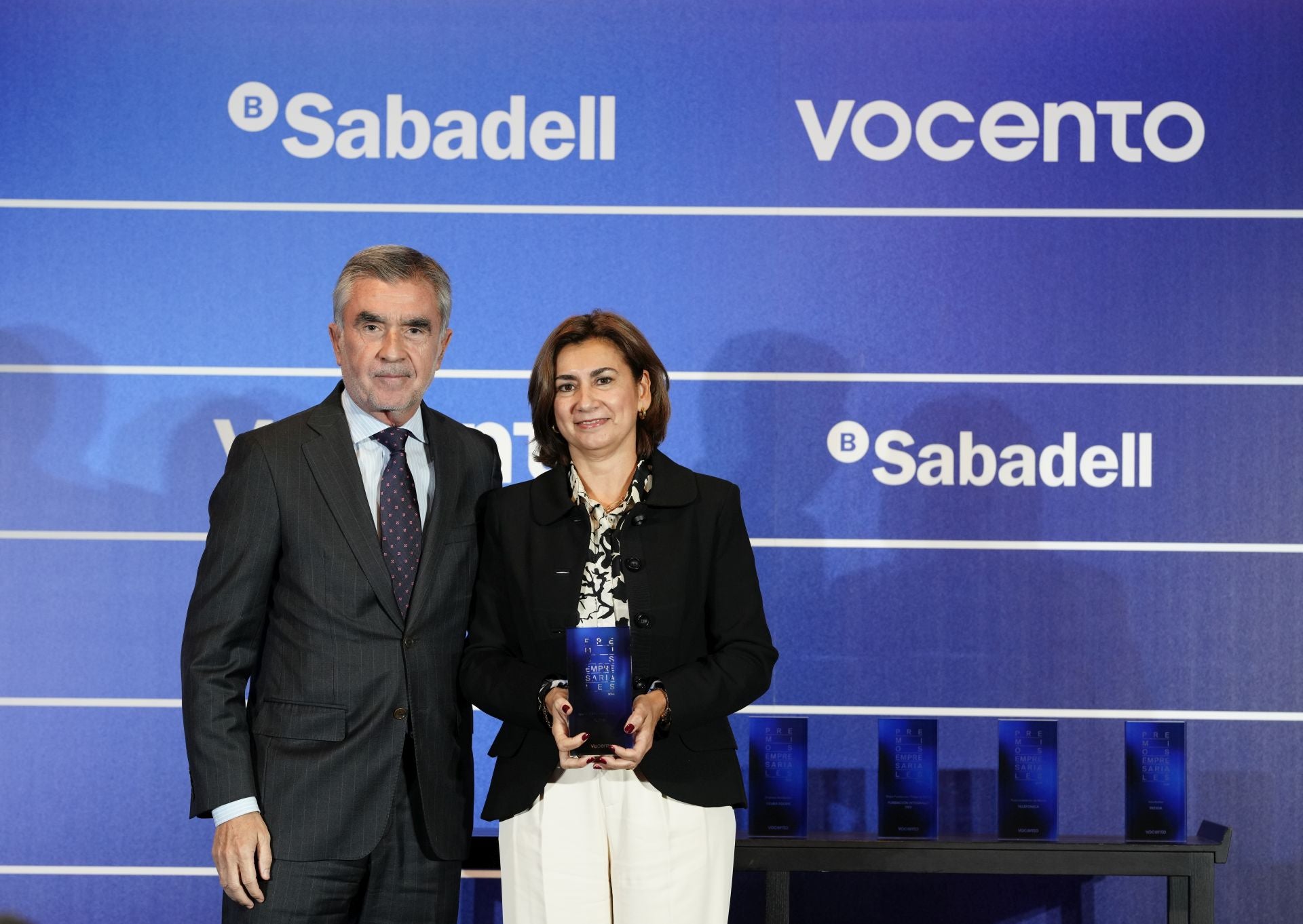 La directora general de Personas y Organización de Repsol, Carmen Muñoz, recibe el Premio a la Igualdad, Diversidad e Inclusión de la mano del adjunto al consejero delegado de Vocento, Iñaki Arechabaleta.