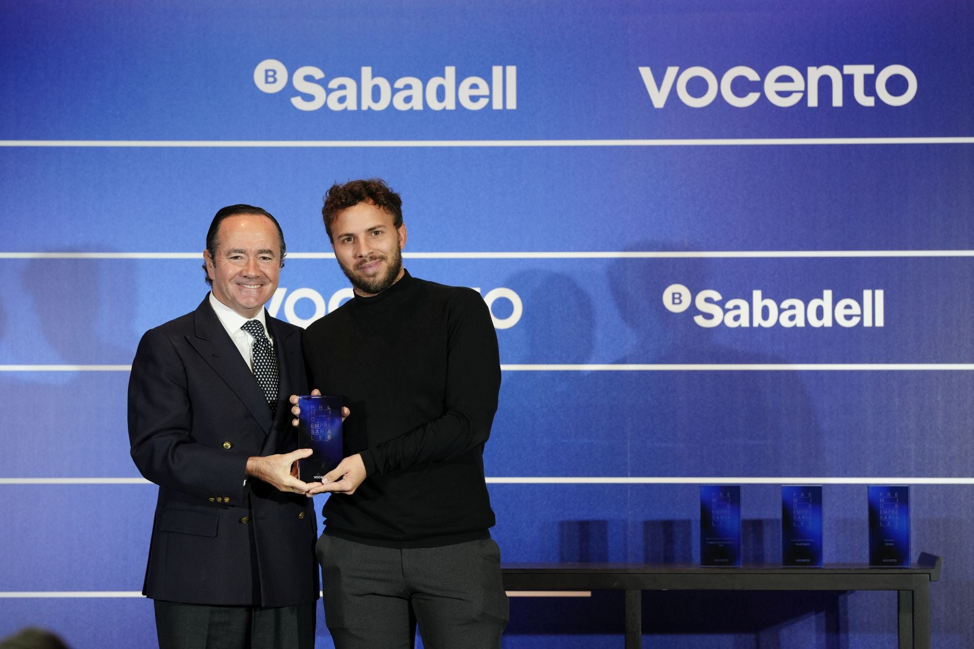 El head of content and social media de Heura Foods, Laurent Gubbels, recibe el Premio Empresa Revelación de la mano del director general y director de Banca Corporativa de Banco Sabadell, Cristóbal Paredes.