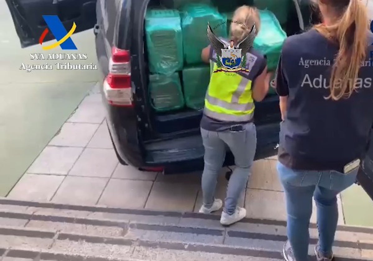 Agentes de Policía y Vigilancia Aduanera transportan el último alijo de coca cuya entrada facilitó el mando