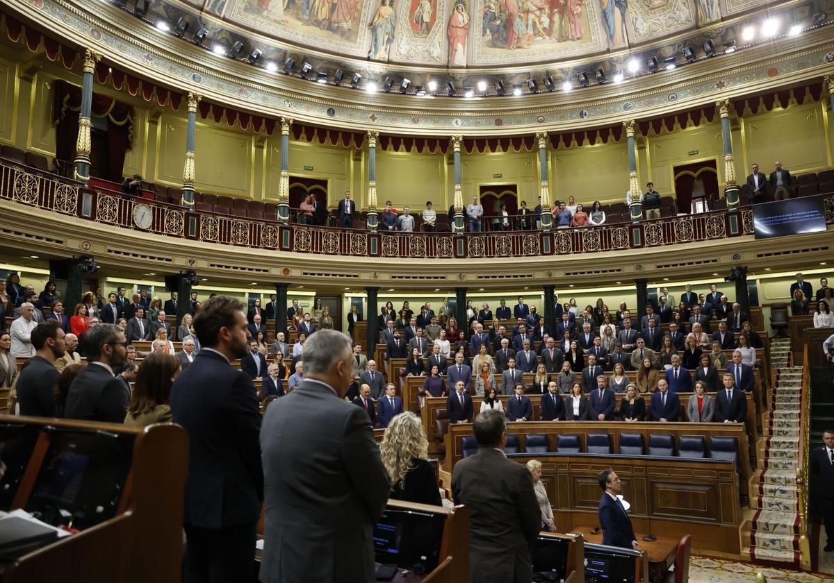 El Congreso guarda un minuto de silencio en recuerdo de los 222 fallecidos por la dana