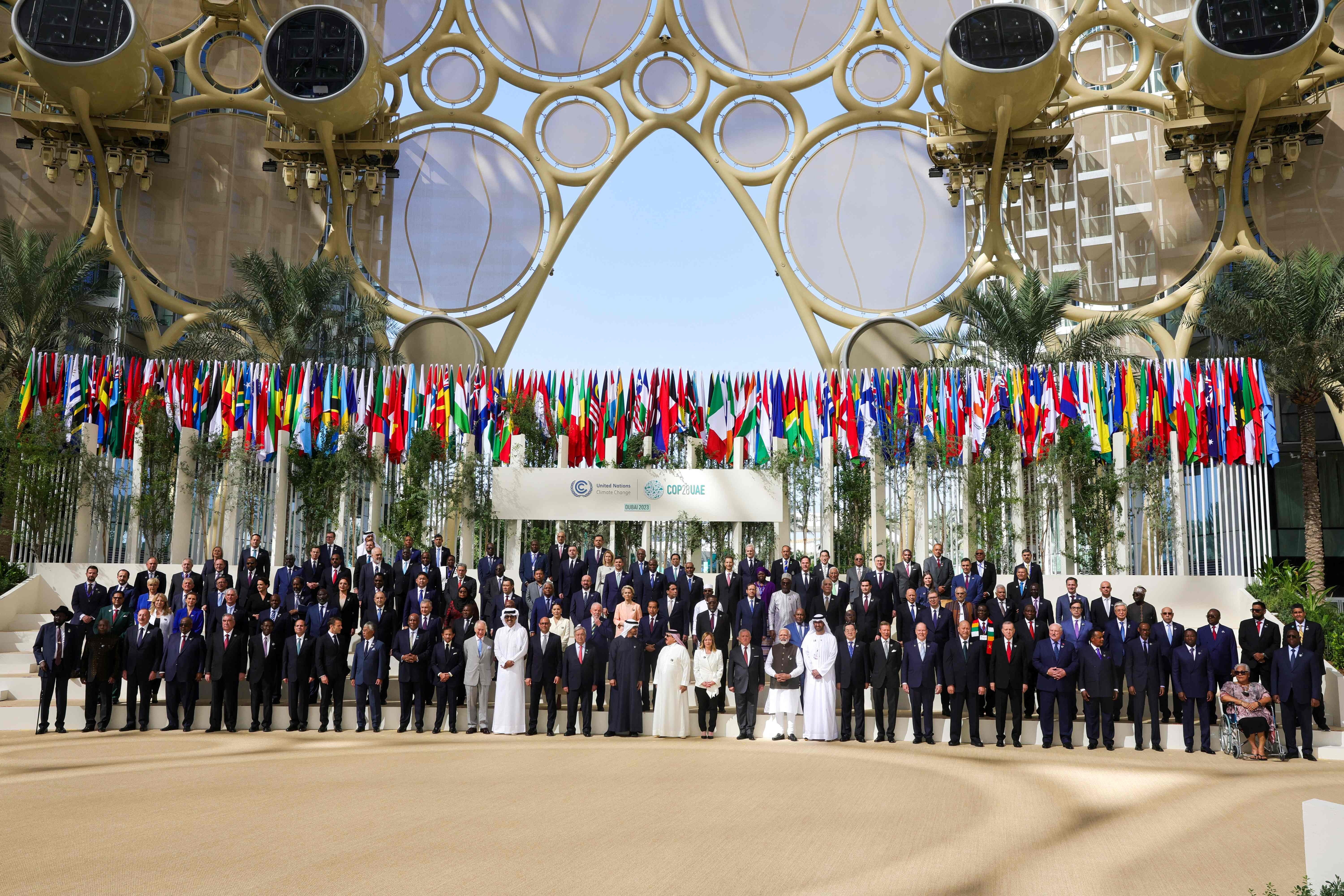 Los participantes posan para una foto de familia durante la COP28 en Dubai el año pasado.