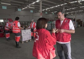 Íñigo Vila charla con Ana Gómez en el centro operativo de Cruz Roja de Pinedo.