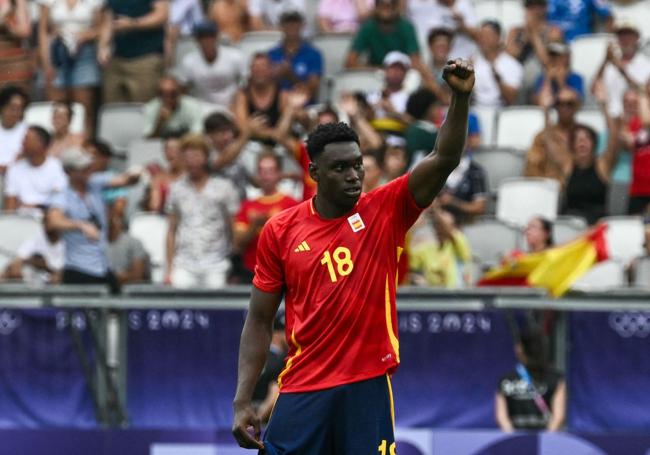 Samu celebra un gol con España en los Juegos Olímpicos de París 2024.