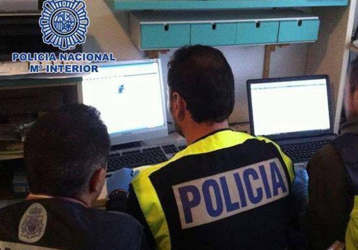 Dos policías integrantes de la unidad de ciberdelitos.