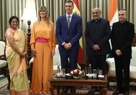 Begoña Gómez y Pedro Sánchez durante el último viaje oficial al extranjero, a India el pasado octubre