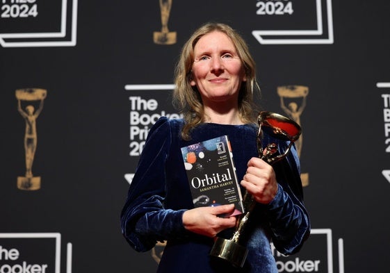 Samantha Harvey posa con el premio Booker.