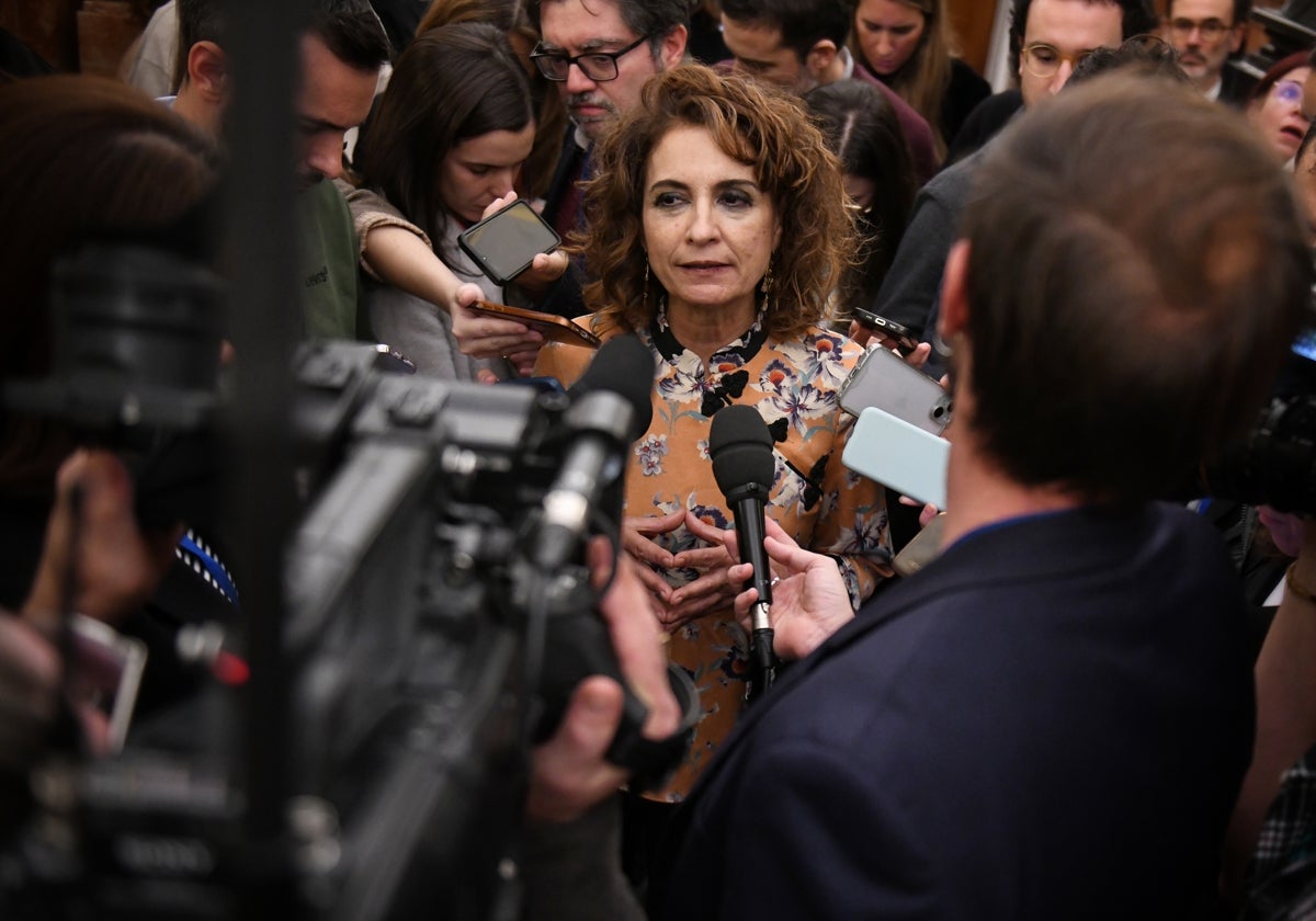 La vicepresidenta primera del Gobierno y ministra de Hacienda, María Jesús Montero, este miércoles en los pasillos del Congreso.