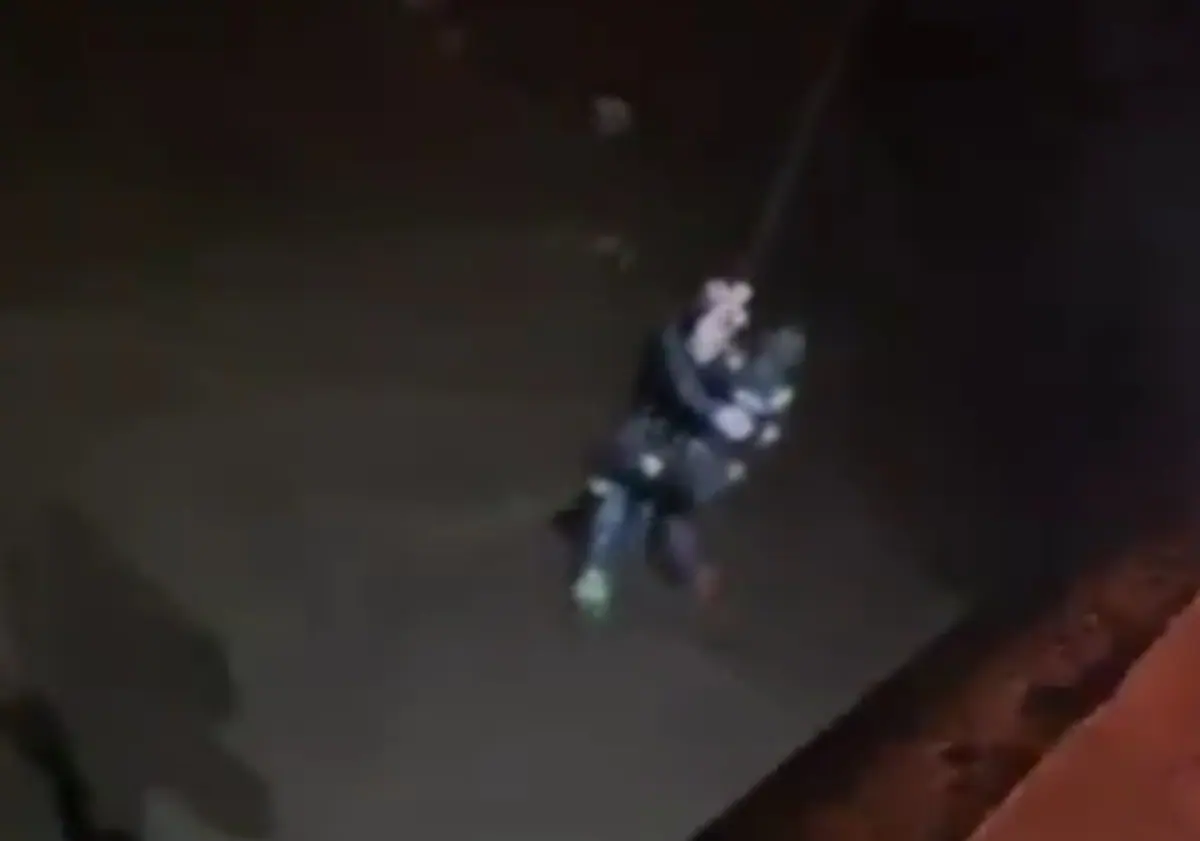 Imagen principal - Secuencia del rescate de dos personas bajo un puente, la noche de la DANA.