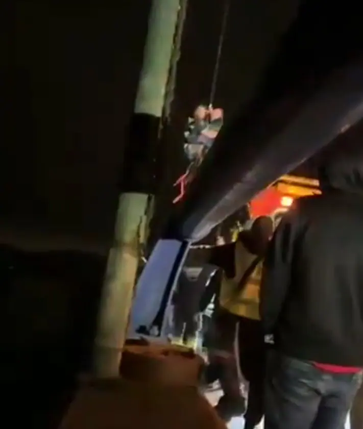 Imagen secundaria 2 - Secuencia del rescate de dos personas bajo un puente, la noche de la DANA.